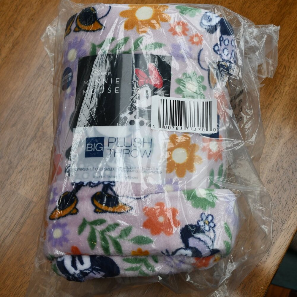 Minnie Mouse Oversized Plush Throw Blanket Floral Purple 5’ x 6’ The Big One NWT - Picture 3 of 4